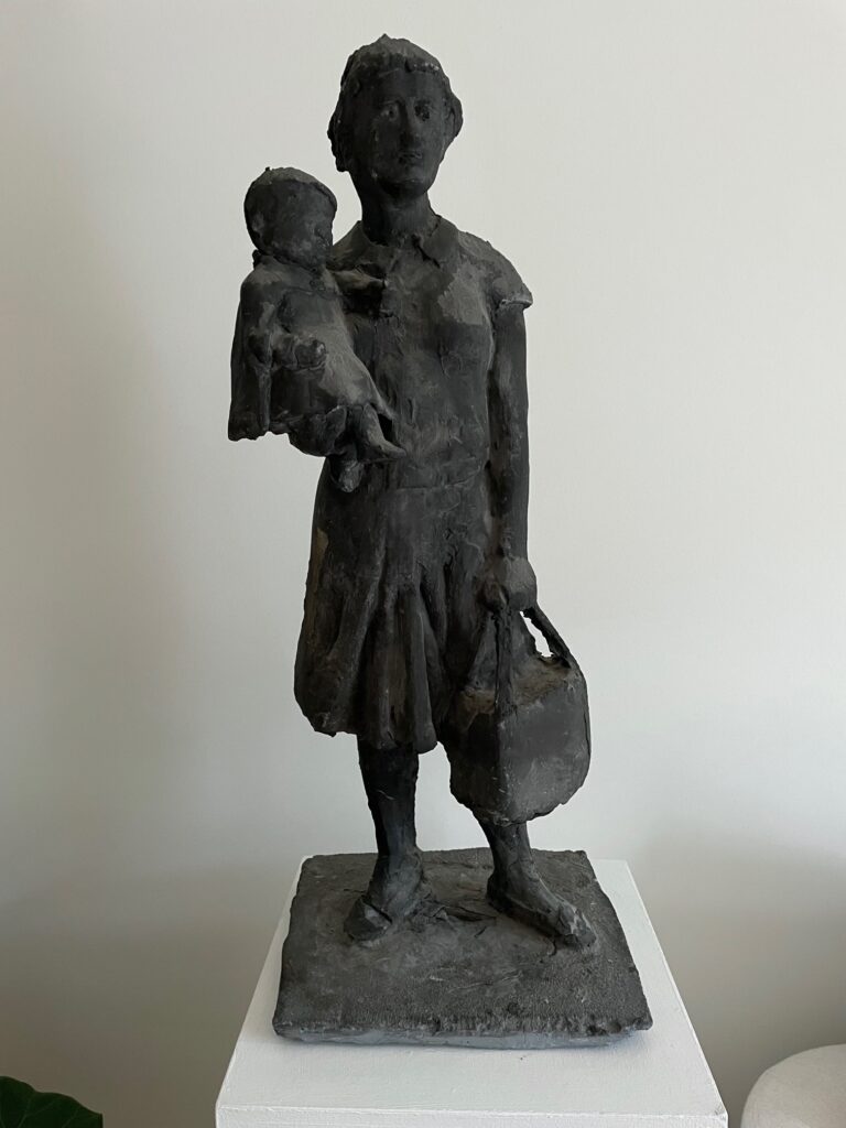 Frau mit Kind und Handtasche Brem Rolf