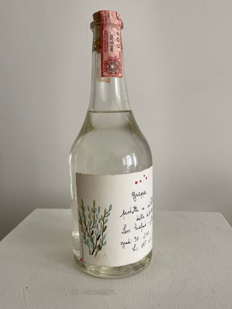Bemalte Flasche mit grünen Blättern und Sternen Levi Romano