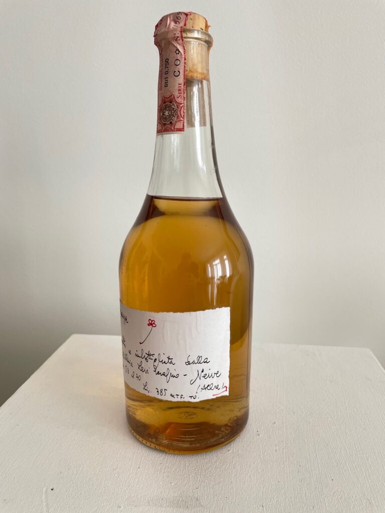 Bemalte Flasche mit Blümchen Levi Romano