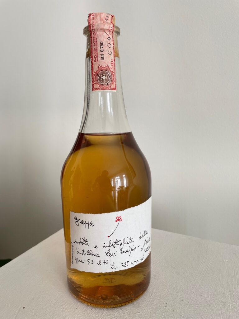 Bemalte Flasche mit Blümchen Levi Romano